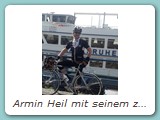 Armin Heil mit seinem zweckmäßig aufgebauten Mittendorf Reiserad Karlsruher Rheinhafen vor der "Karlsruhe"
Vollverchromten Rahmen mit 029er Ausfallende und der integrierten Sattelklemme. Typenbezeichnung 029IS