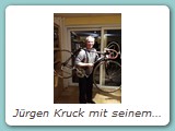 Jürgen Kruck mit seinem geschulterten HaMi Querfeldein-Rennrad aus Mitte der 1970er Jahre 