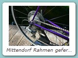 Mittendorf Rahmen gefertigt mit Columbus Rohrsatz aus den späten 1980er Jahren.
Aufgebaut wurde das Rad 2025 mit Shimano Claris und Mavic Aksium Laufradsatz
Eigentümer: Alexej Mittendorf, Wuppertal